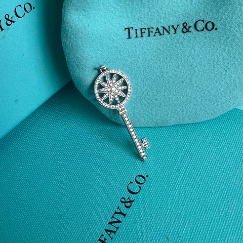 Pendente Tiffany em Platina com 86 Diamantes de lapidação redonda brilhantes 0.05 ct e 0.02 cor F-G-H grau de pureza VVS - VS peso total 0.55 ct