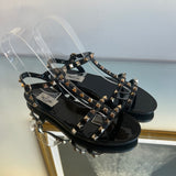 Sandália Valentino Garavani Rockstud PVC Preto Ferragem Dourada