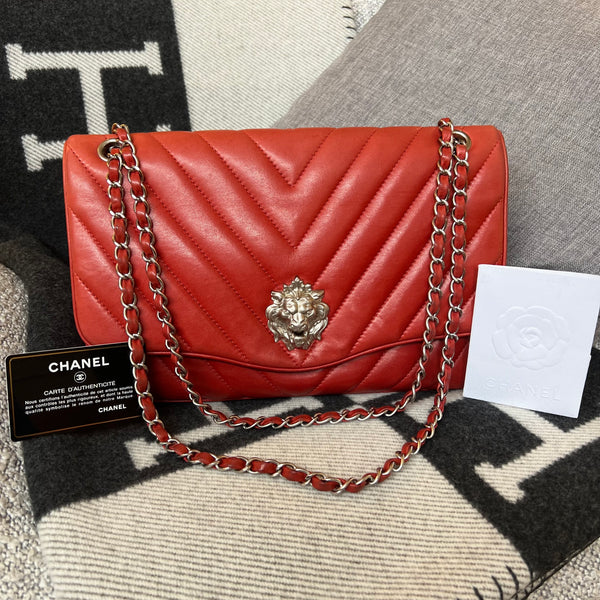 Bolsa Chanel Chevron Leo Lion Edição Especial Vermelha Ferragem Prata