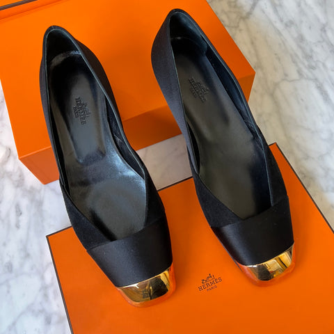 Sapato Hermès Preto com detalhe dourado