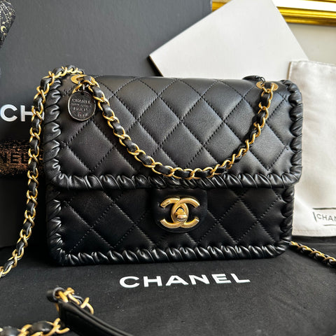 Bolsa Chanel em Couro Lambskin Preta com Ferragem Dourada