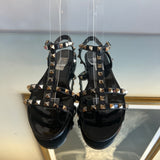 Sandália Valentino Garavani Rockstud PVC Preto Ferragem Dourada