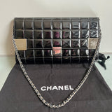Bolsa Chanel Clutch em Verniz Preto Ferragem Prata