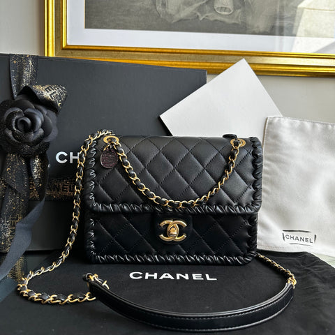Bolsa Chanel em Couro Lambskin Preta com Ferragem Dourada