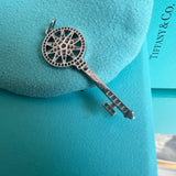 Pendente Tiffany em Platina com 86 Diamantes de lapidação redonda brilhantes 0.05 ct e 0.02 cor F-G-H grau de pureza VVS - VS peso total 0.55 ct