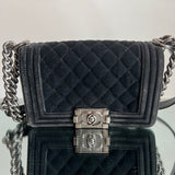 Bolsa Chanel Boy de Veludo Preta Ferragem Prata