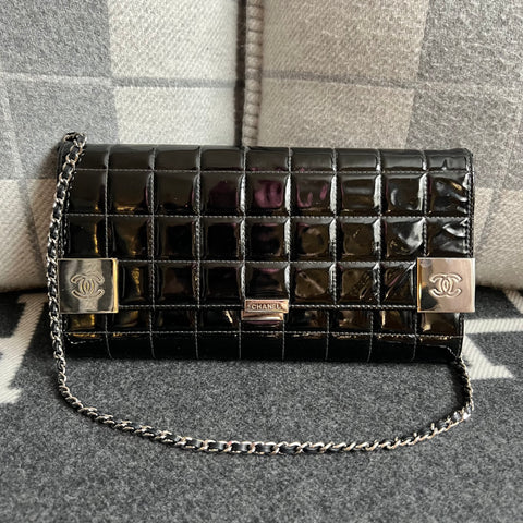 Bolsa Chanel Clutch em Verniz Preto Ferragem Prata