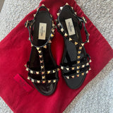 Sandália Valentino Garavani Rockstud PVC Preto Ferragem Dourada