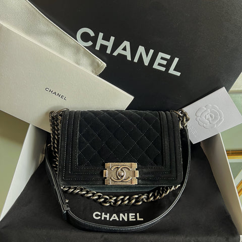 Bolsa Chanel Boy de Veludo Preta Ferragem Prata