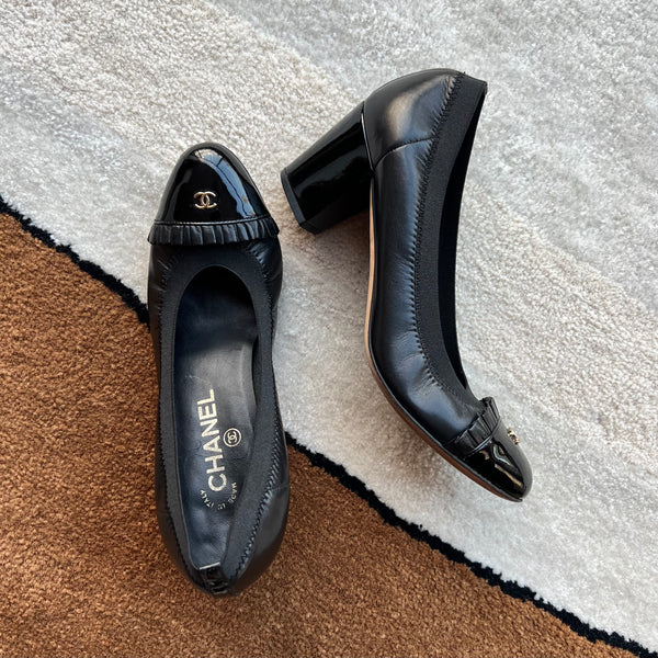 Scarpin Chanel em Couro e Verniz Preto com Elástico