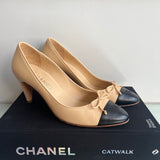 Scarpin Chanel Couro Bege e Preto