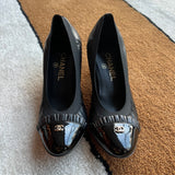 Scarpin Chanel em Couro e Verniz Preto com Elástico