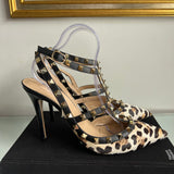 Scarpin Valentino Rockstud Animal Print